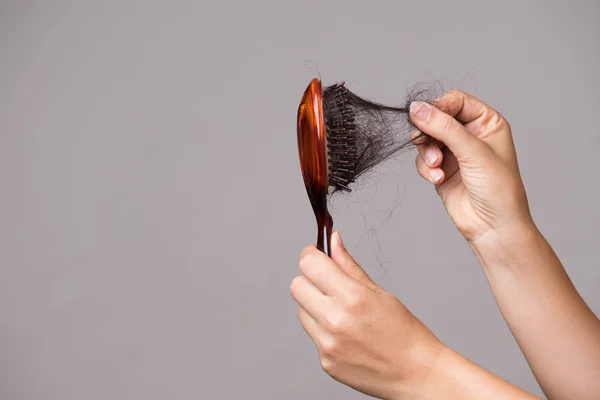 Healthcare Concept Woman Show Her Brush Long Loss Hair Pulling — Stock Photo, Image