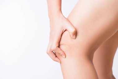 Runner spor diz yaralanması. Diz ağrısı çalışırken bir closeup genç kadın. Sağlık ve tıp kavramı.