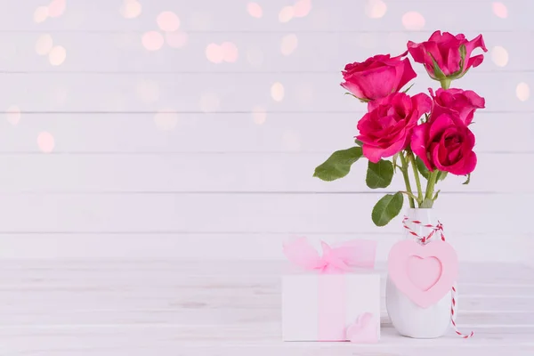 Día San Valentín Concepto Amor Rosas Rosadas Jarrón Con Corazón — Foto de Stock