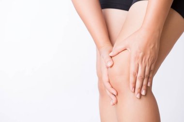 Runner spor diz yaralanması. Diz ağrısı çalışırken bir closeup genç kadın. Sağlık ve tıp kavramı.