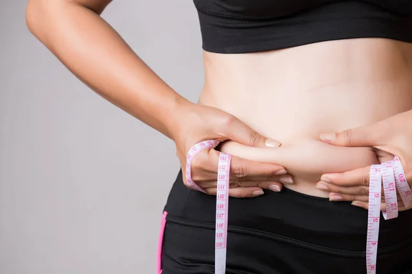 Gordura Mão Mulher Segurando Gordura Barriga Excessiva Com Fita Métrica — Fotografia de Stock