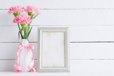 Sevgililer günü ve aşk kavramı. Eski vintage resim çerçeve ve kırmızı kalp ve beyaz arka plan üzerinde vazoda pembe karanfil çiçek.