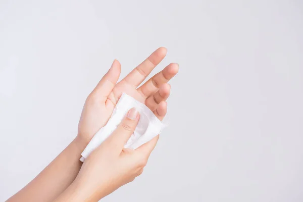女人用纸巾擦手 医疗保健理念 — 图库照片