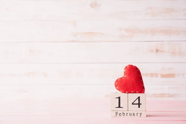 情人节概念 2月14日文字在木块与手工制作的红色心脏在白色木制背景 — 图库照片
