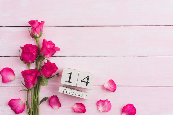 情人节和爱情的概念 粉红色玫瑰与2月14日文本在木块日历在白色木制背景 — 图库照片