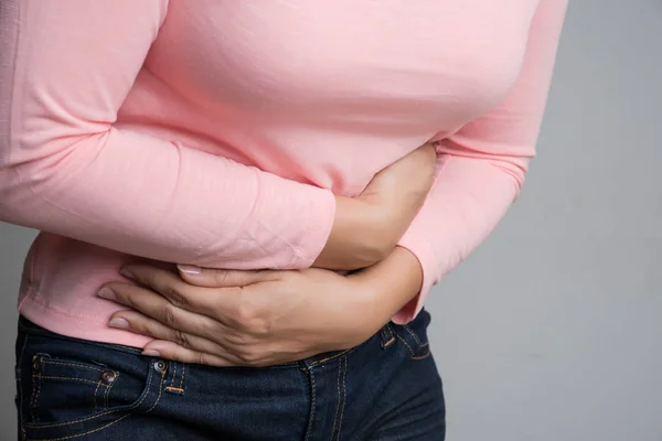 Junge Frau Mit Schmerzhaften Bauchschmerzen Chronische Gastritis Bauchaufblähung Und Gesundheitskonzept — Stockfoto