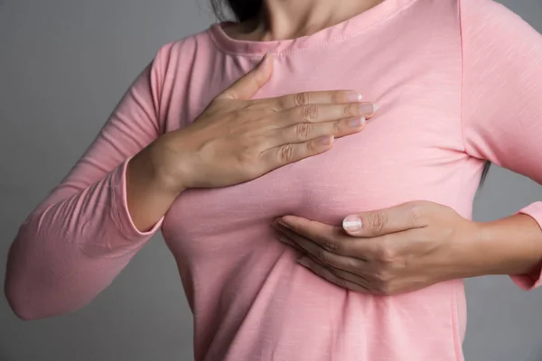 Mano Mujer Revisando Bultos Pecho Busca Signos Cáncer Mama Sobre — Foto de Stock