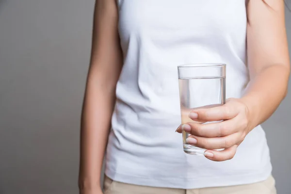 Een Glas Schoon Mineraalwater Handen Van Vrouw Concept Van Bescherming — Stockfoto