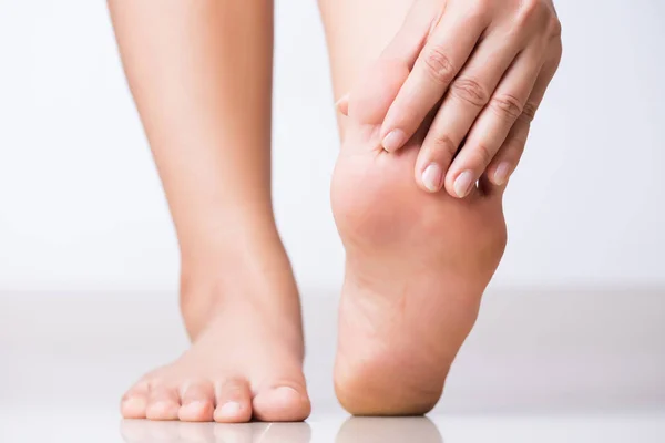 Primer Plano Mano Femenina Sosteniendo Dolor Pies Concepto Salud —  Fotos de Stock