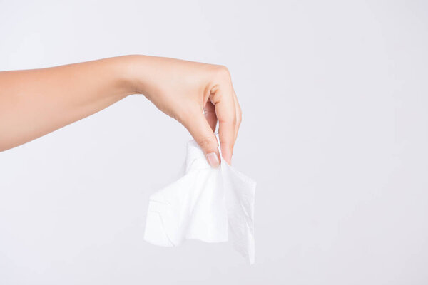 Женщина моет руки салфеткой. Здравоохранение и медицина
.