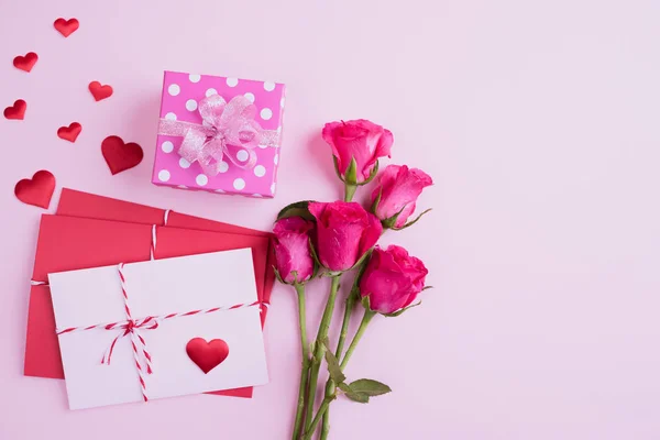 Día San Valentín Concepto Amor Rosas Rosadas Caja Regalo Con — Foto de Stock