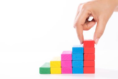 Başarı temel yapı kavramı. Kadın el ahşap bloklar bir merdiven şeklinde koymak..
