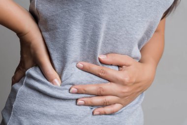 Genç kadın acı mide ağrısı sahip. Kronik gastrit. Karında şişkinlik ve sağlık kavramı.