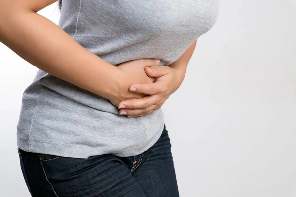 Jonge Vrouw Met Pijnlijke Buikpijn Chronische Gastritis Buik Opgeblazen Gevoel — Stockfoto