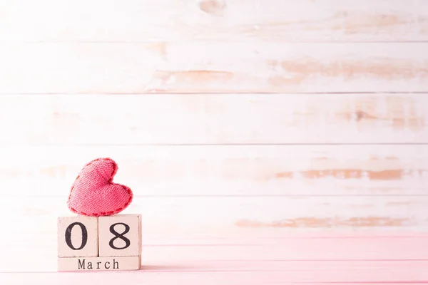 国际妇女日概念 3月8日文字在木块与手工制作的粉红色心脏在白色木制背景 — 图库照片