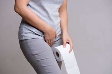 Onu kasık alt karin ve doku ya da tuvalet tutan kadın el