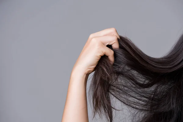 Conceptul sănătos. Femeie mână ţinând părul lung deteriorat . — Fotografie, imagine de stoc