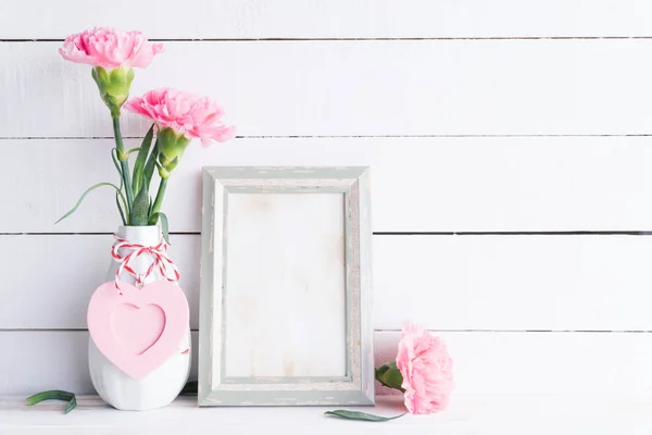 Día de San Valentín y concepto de amor. Flor de clavel rosa en jarrón w — Foto de Stock
