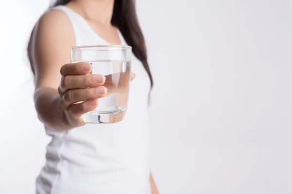 女性の手できれいなミネラル水のガラス。Envi の概念 — ストック写真