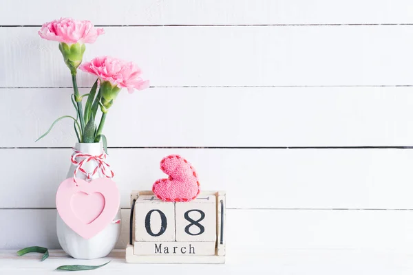 Концепция Международного женского дня. Розовый гвоздичный цветок в вазе — стоковое фото