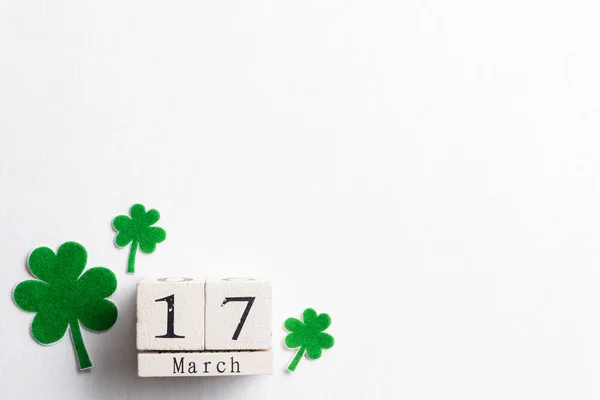 Blockera kalender för St Patrick's Day, 17 mars, med gröna klöver — Stockfoto