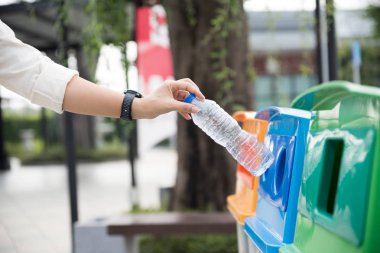 Portre portre kadın eli boş plastik su şişesi atma 