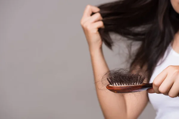 Concepto saludable. Mujer mostrar su cepillo con la pérdida de pelo largo y lo — Foto de Stock