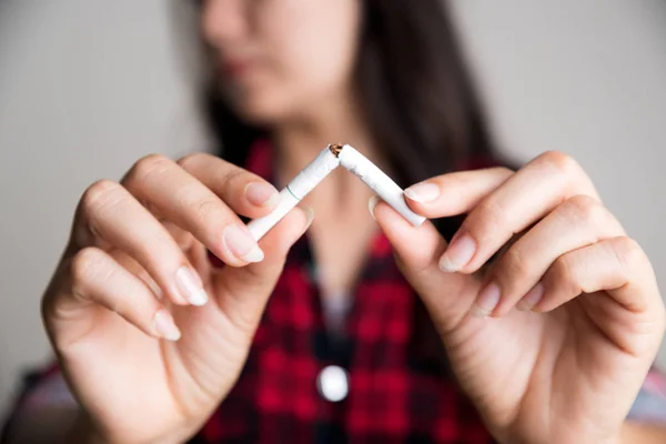 Soft focus of woman hand breaking, crushing or destroying cigare — Stock Photo, Image