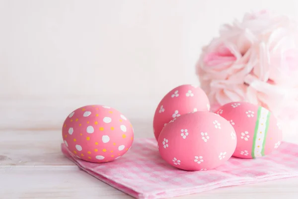 Frohe Ostern! bunte Ostereier mit rosa und weißem Käse — Stockfoto