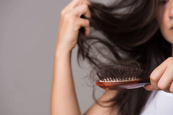 Concepto saludable. Mujer mostrar su cepillo con la pérdida de pelo largo y lo — Foto de Stock