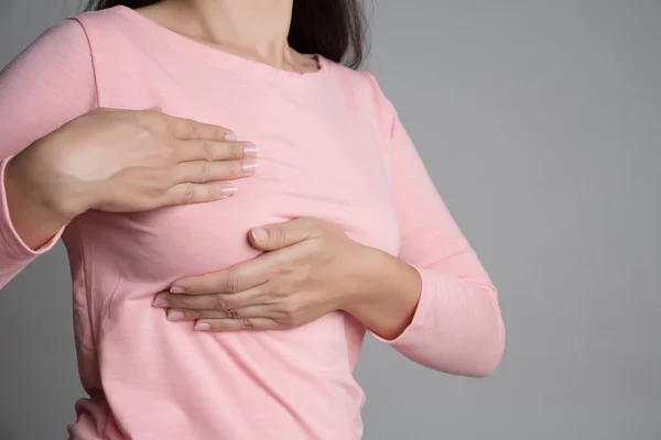 女性の手が乳房のがん制圧の印を彼女の胸にしこりをチェック — ストック写真
