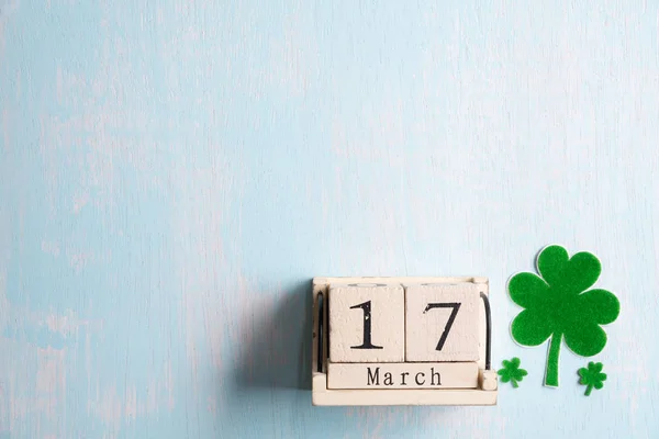 Calendario de bloques para el Día de San Patricio, 17 de marzo, con trébol verde —  Fotos de Stock