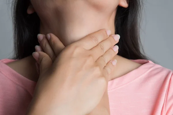 Garganta dolorida. Primer plano de hermosa joven mano tocándola — Foto de Stock