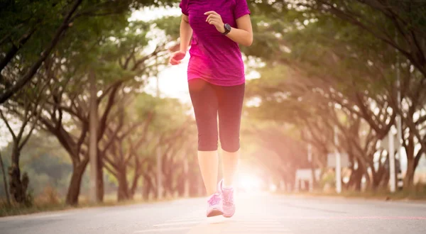 Enfoque suave de la joven atleta atleta corredor de deporte corriendo en la carretera. S — Foto de Stock