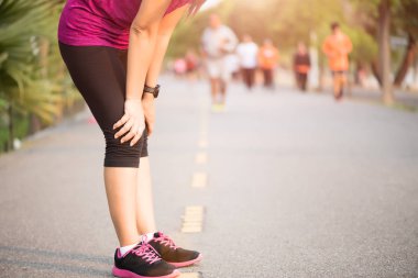 Koşu veya iş dışarı parkta çalıştıran sonra yorgun spor kız. Spor