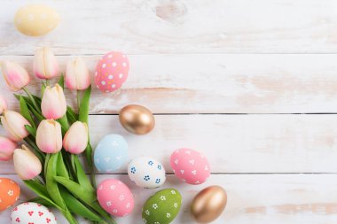 Mutlu Paskalyalar! Renkli Paskalya yumurta yuvada Pembe Lale f