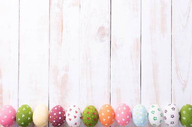 Mutlu Paskalyalar! Satır Paskalya yumurtaları WHI renkli kağıt çiçekler ile