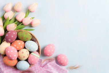 Mutlu Paskalyalar! Renkli Paskalya yumurta yuva ile pembe laleler 