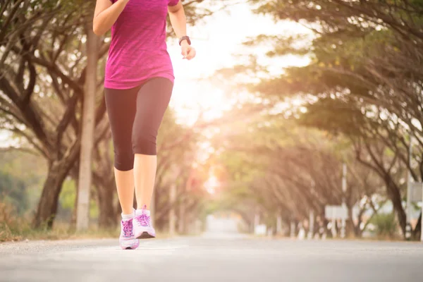 Yumuşak odak Road'da çalışan genç spor kız runner atlet. S — Stok fotoğraf