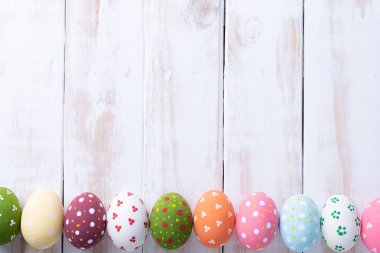 Mutlu Paskalyalar! Satır Paskalya yumurtaları WHI renkli kağıt çiçekler ile