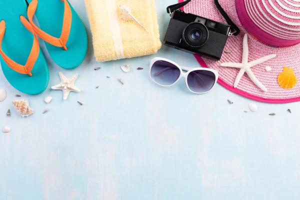 Accesorios de playa cámara de cine retro, gafas de sol, chancla, estrella — Foto de Stock