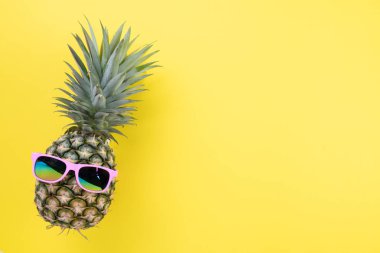 Plaj aksesuarları ananas sarı backg üzerinde pembe gözlüklü