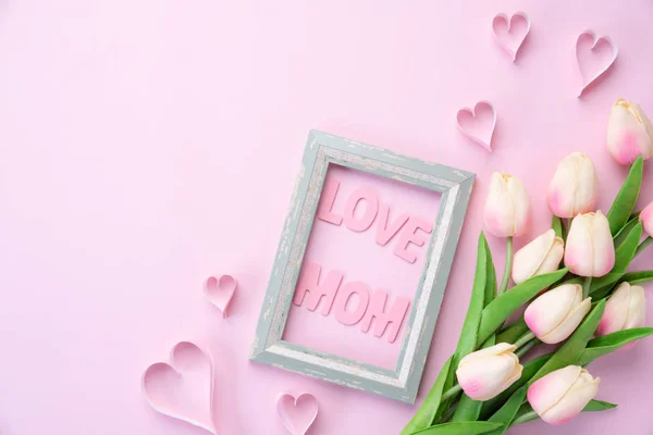 Feliz concepto del día de las madres. flor de tulipán rosa con corazón de papel y — Foto de Stock