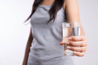 Kadının elinde temiz maden suyu bir bardak. ENVI kavramı