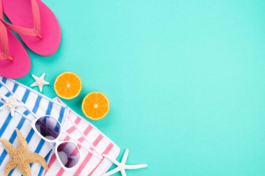 Plaj aksesuarları güneş gözlüğü, flip flop denizyıldızı, yarım parça o