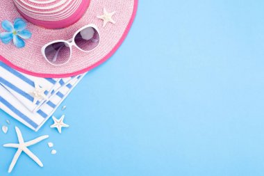 Plaj aksesuarları güneş gözlüğü, denizyıldızı, plaj şapkası ve deniz kabuğu 