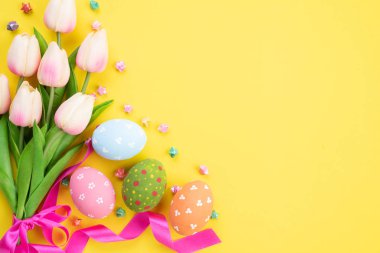 Mutlu Paskalyalar! Renkli Paskalya yumurta yuvada Pembe Lale f