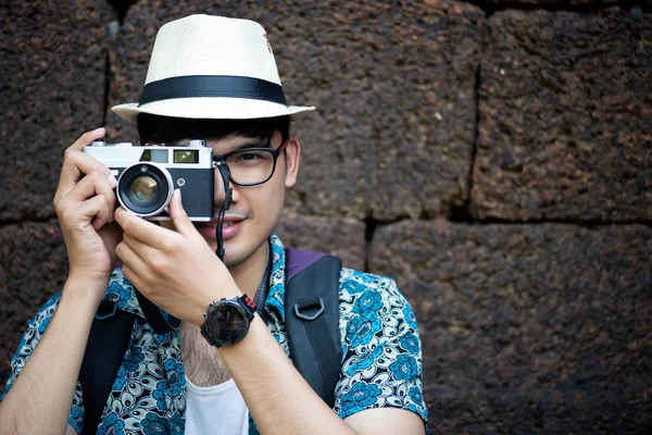 Giovane fotografo viaggiatore con zaino scattare foto con la sua macchina fotografica, Grande muro sullo sfondo nel luogo storico. Stile di vita e concetto di viaggio . — Foto Stock