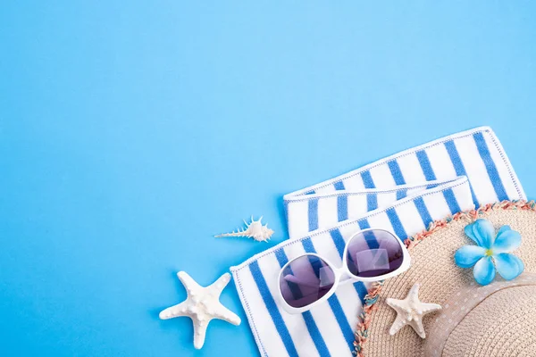 Accesorios de playa marco de fotos, gafas de sol, estrella de mar, sombrero de playa — Foto de Stock