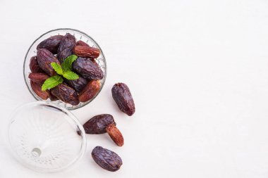 Ramazan yiyecek ve içecek konsepti. Hurma meyve ve yeşil Nane bırakın